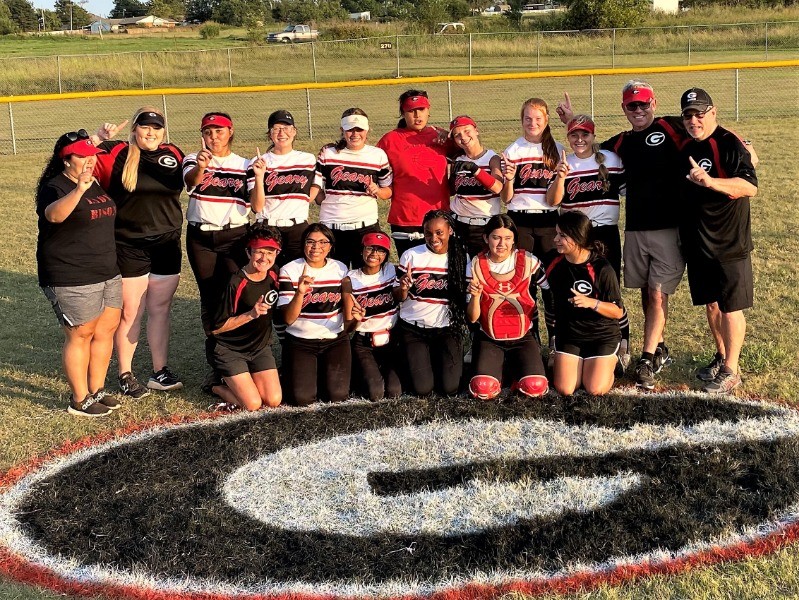 Geary Schools Lady Bison Qualify for Softball Regionals
